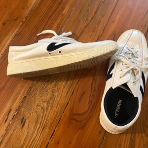 Size 7 navy and white Treetorns